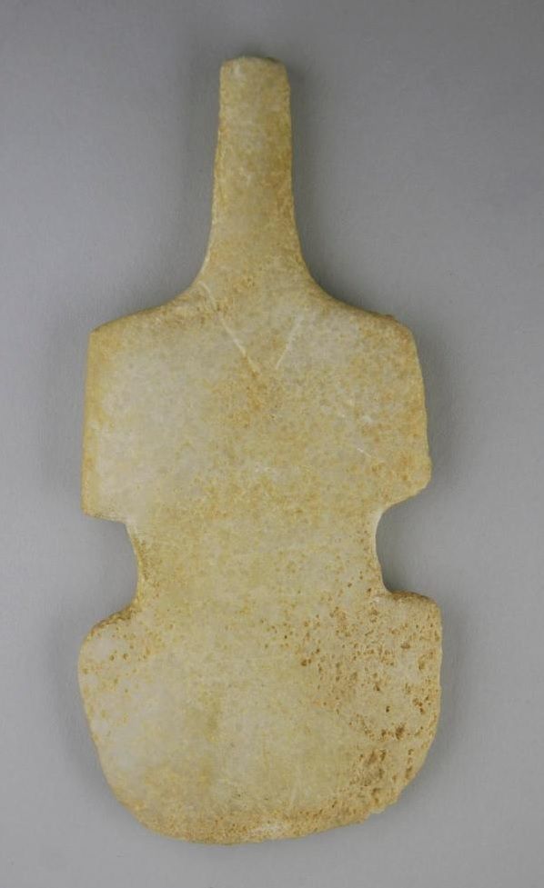 Ženská figurka ve tvaru houslí