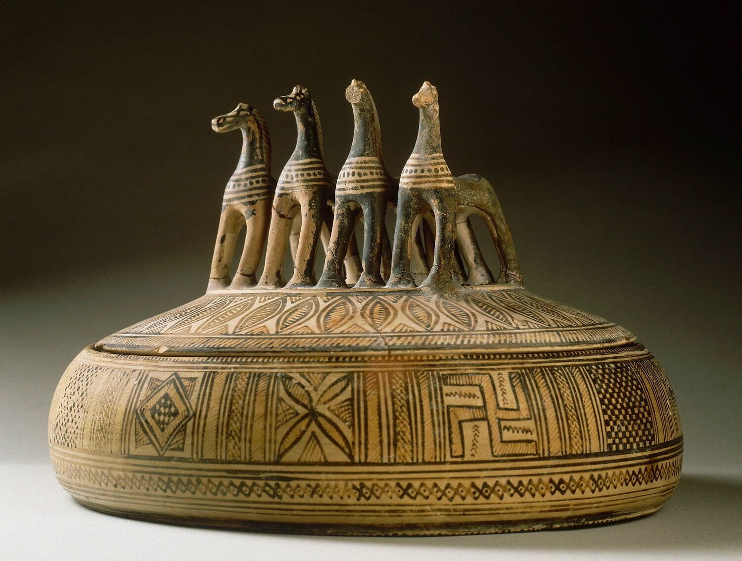 Pyxis s geometrickým dekorem