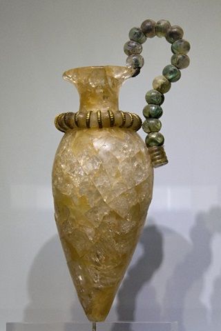 Křišťálový rhyton
