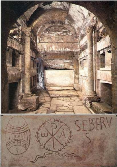 Deska zakrývající loculi s christogramem, cubiculum papežů v katakombách sv. Kalixta
