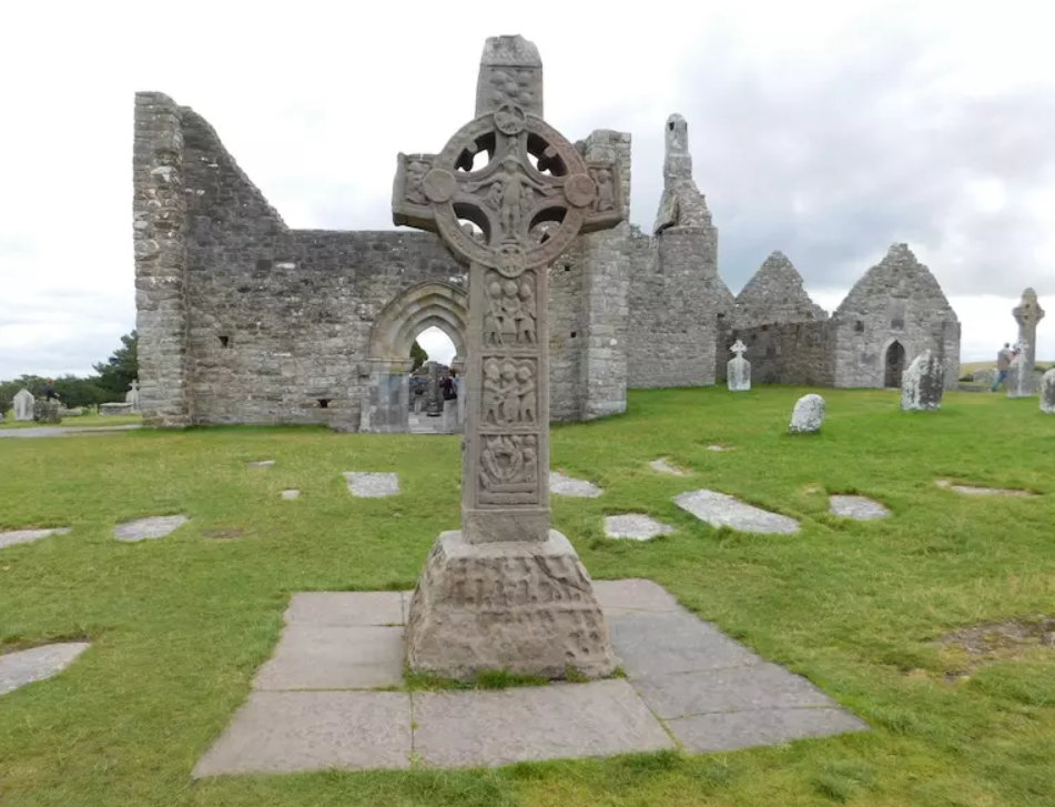 Clonmacnoise - Louka Nósových synů - kamenný kříž
