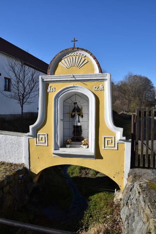 Výklenková kaple sv. Jana Nepomuckého