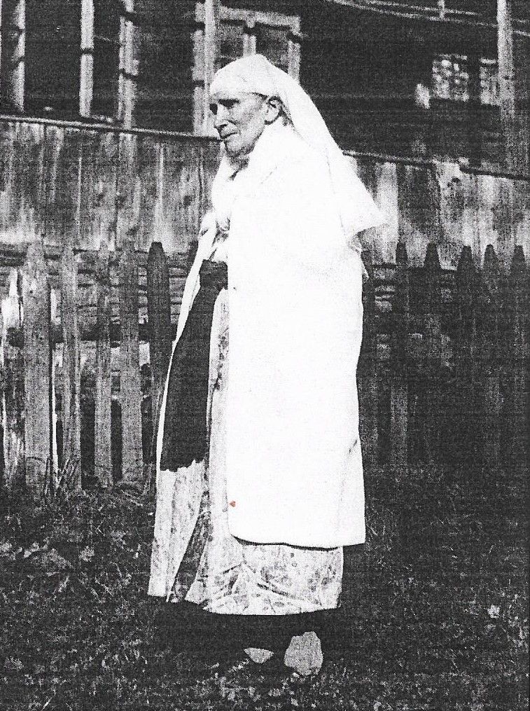 Žena v obrusu 