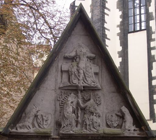 tympanon kostela Panny Marie Sněžné