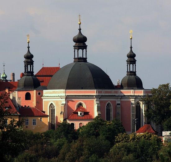 kostel Karla Velikého s klášterem augustiniánů kanovníků