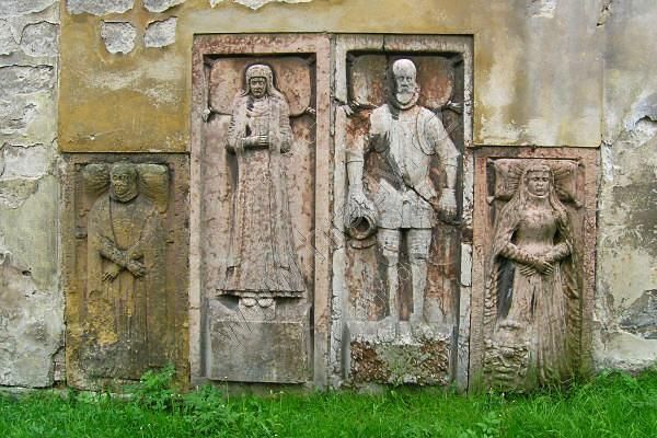 Náhrobky na kostele Všech svatých